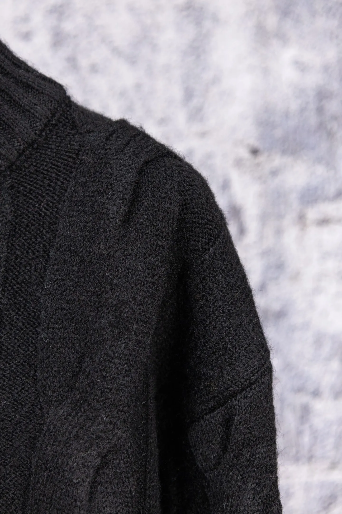 P190 Ralph Lauren 2026 new blended twist craft autumn and winter high-quality double zipper stand collar knitted cardigan jacket. Its design is really amazing. The blended twist craft makes it full of texture. The double zipper stand collar design is not only warm but also super stylish. Wearing it instantly enhances your temperament. Whether it is paired with a dress or jeans, it can be easily worn, showing a high-end feel in autumn and winter. The colors are also super nice, and each one is super elegant. Wearing them while walking on the street will turn heads 100% of the time. 🎺 This autumn and winter, buy yourself a warm and fashionable jacket, so that you can look beautiful in the cold weather. Size: S M L Color: Beige Black Gray